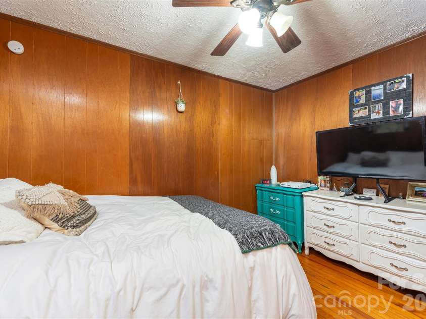 14 Border Street, Black Mountain, NC 28711.  MLS# CAR4392879, YatesRealty ID 34900. 
