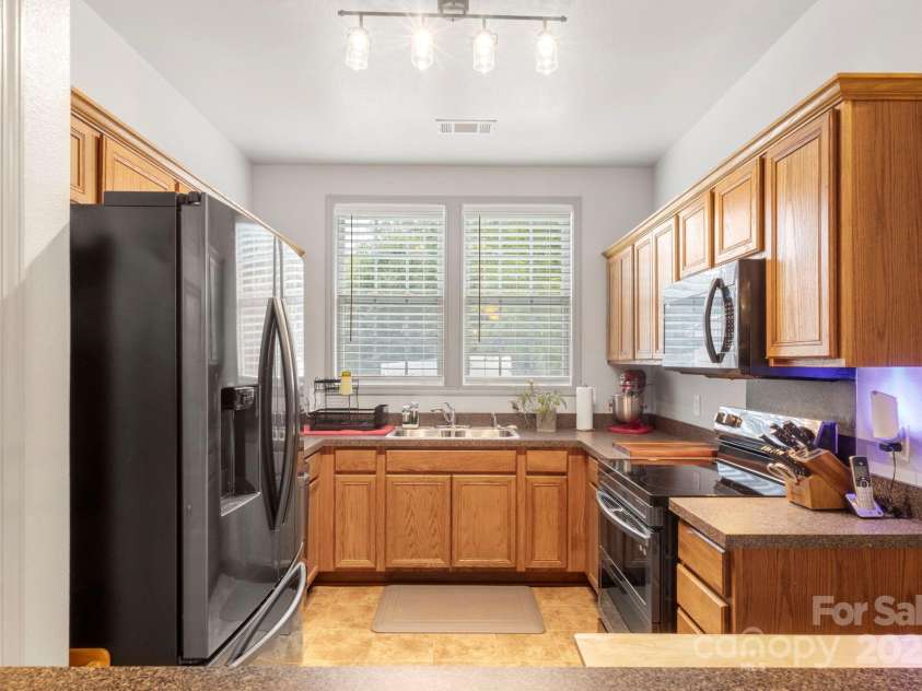 8211 Carob Tree Lane, Charlotte, NC 28215.  MLS# CAR4297175, YatesRealty ID 34900. 