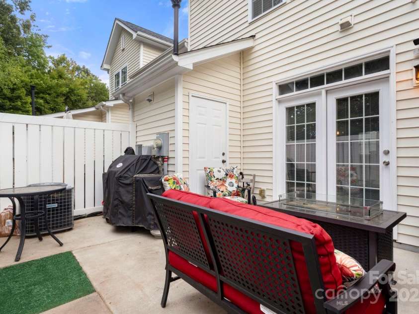 8211 Carob Tree Lane, Charlotte, NC 28215.  MLS# CAR4297175, YatesRealty ID 34900. 