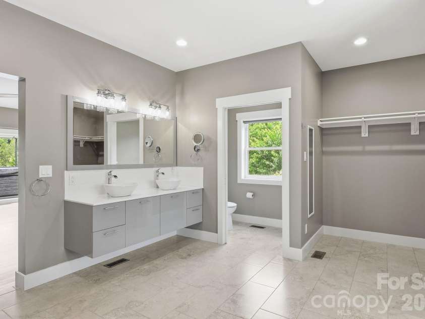 41 Bell Sprinkle Road, Weaverville, NC 28787.  MLS# CAR4391644, YatesRealty ID 34903. Primary bath