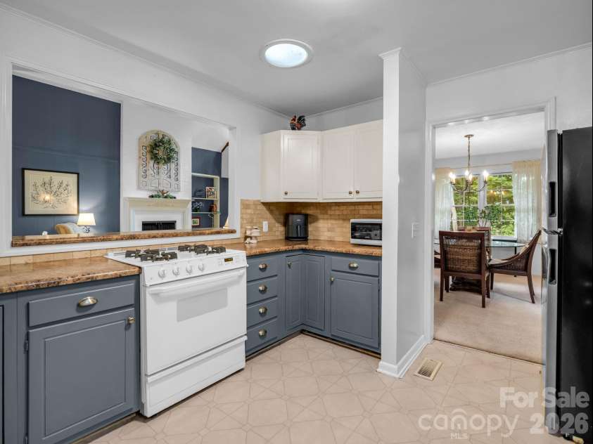 390 Mountain Laurel Drive, Columbus, NC 28722.  MLS# CAR4399139, YatesRealty ID 34904. Natural gas range