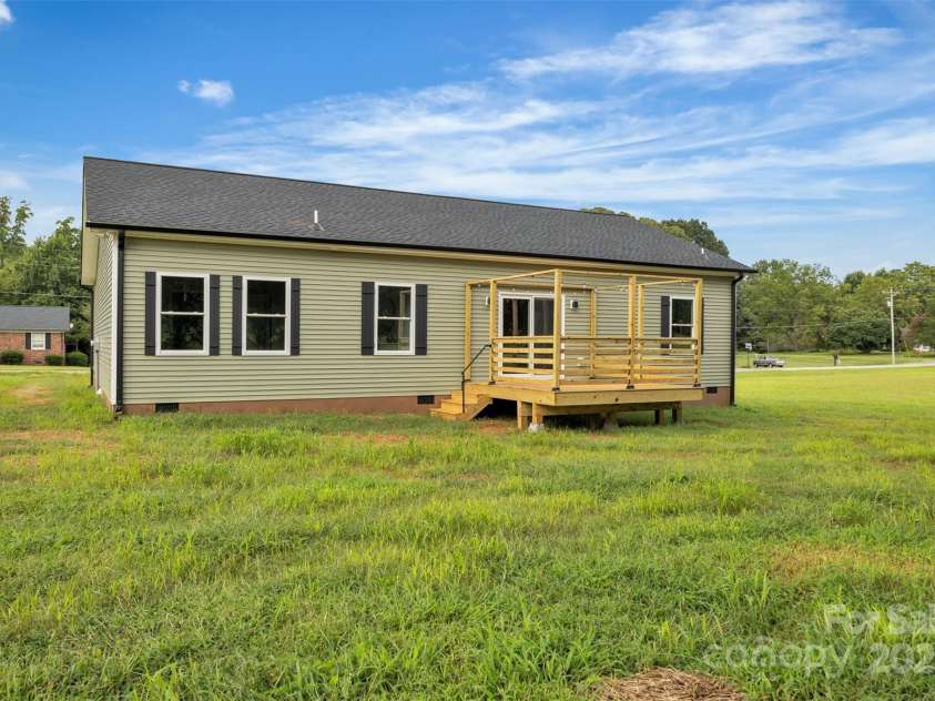 115 Peacock Hollar Road, Statesville, NC 28625.  MLS# CAR4296891, YatesRealty ID 34905. 