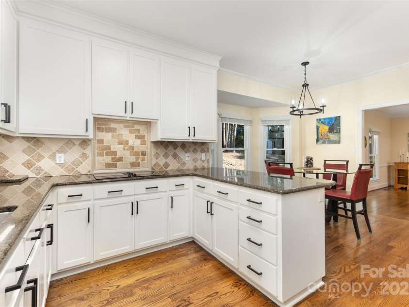 15655 Highway 601 Highway, Midland, NC 28107.  MLS# CAR4302018, YatesRealty ID 34905. Modern Kitchen