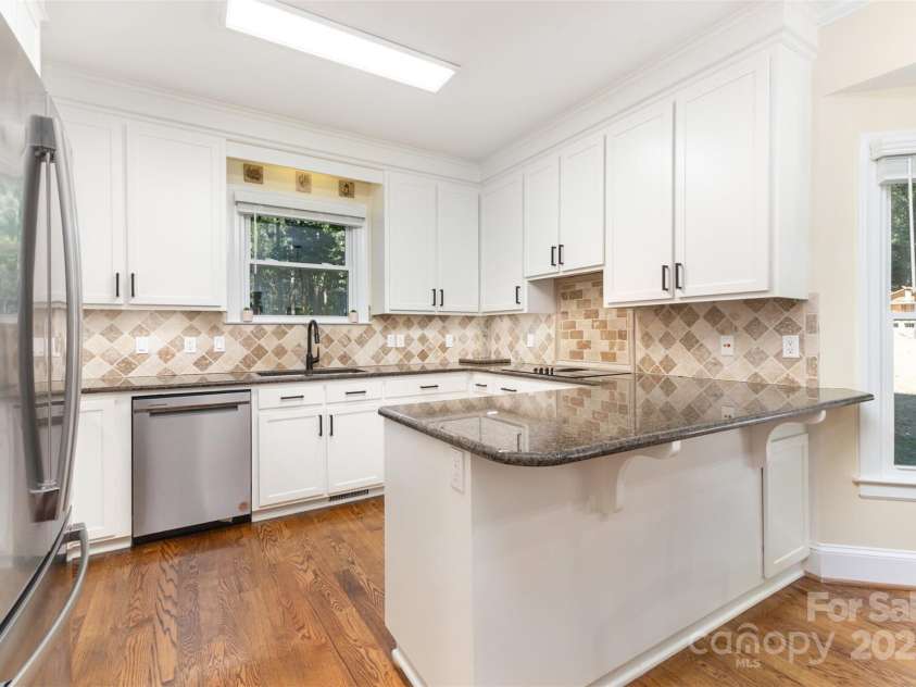 15655 Highway 601 Highway, Midland, NC 28107.  MLS# CAR4302018, YatesRealty ID 34905. Modern Kitchen