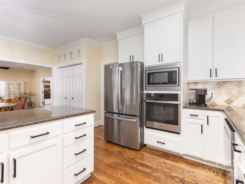 15655 Highway 601 Highway, Midland, NC 28107.  MLS# CAR4302018, YatesRealty ID 34905. Modern Kitchen