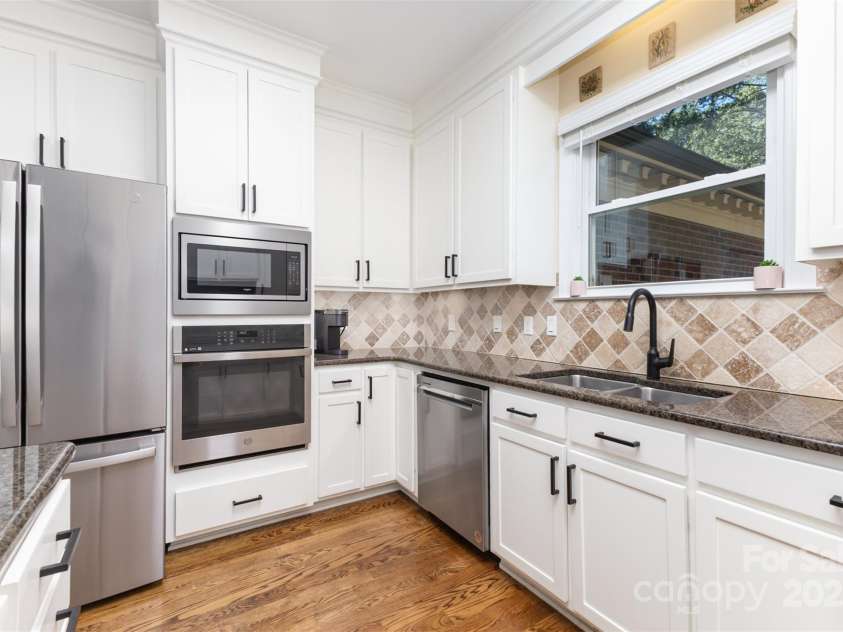 15655 Highway 601 Highway, Midland, NC 28107.  MLS# CAR4302018, YatesRealty ID 34905. Modern Kitchen