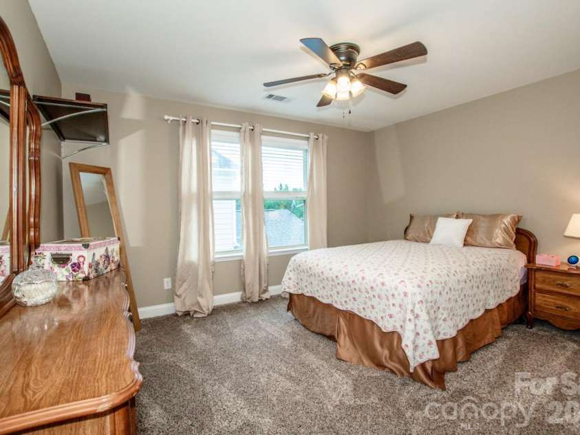 130 Eagles Landing Drive, Mooresville, NC 28117.  MLS# CAR4407110, YatesRealty ID 34907. Light, bright and airy room