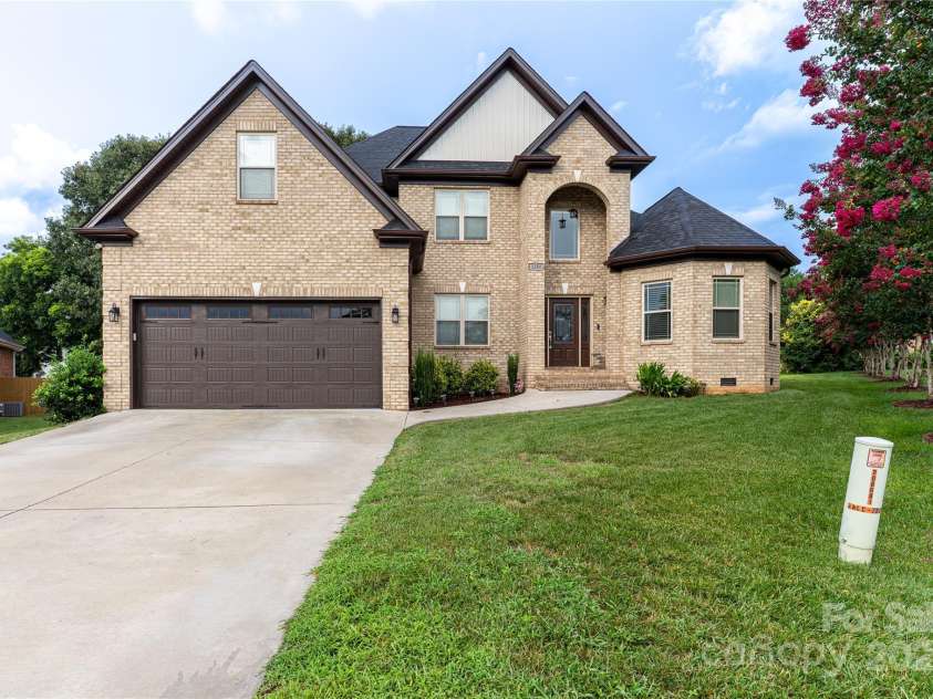 1358 37th Avenue Place, Hickory, NC 28601.  MLS# CAR4297206, YatesRealty ID 34911. 