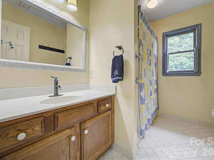 402 Providence Road, Waxhaw, NC 28173.  MLS# CAR4383311, YatesRealty ID 34911. 2nd bath