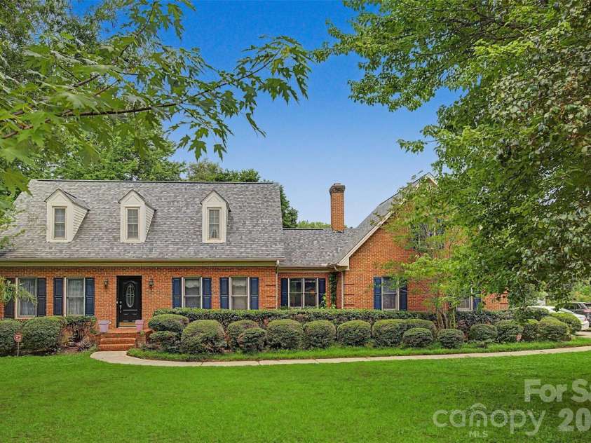 402 Providence Road, Waxhaw, NC 28173.  MLS# CAR4383311, YatesRealty ID 34911. 