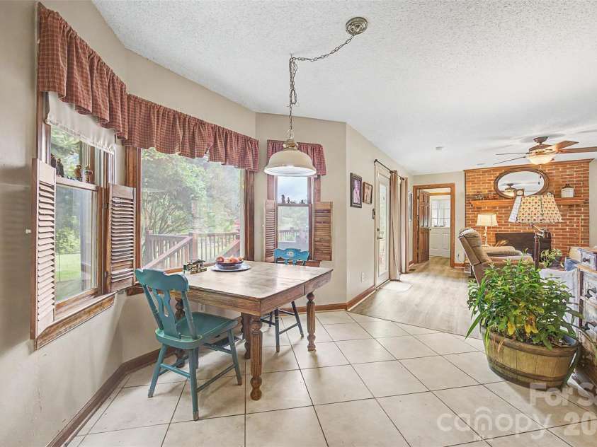 402 Providence Road, Waxhaw, NC 28173.  MLS# CAR4383311, YatesRealty ID 34911. Breakfast nook