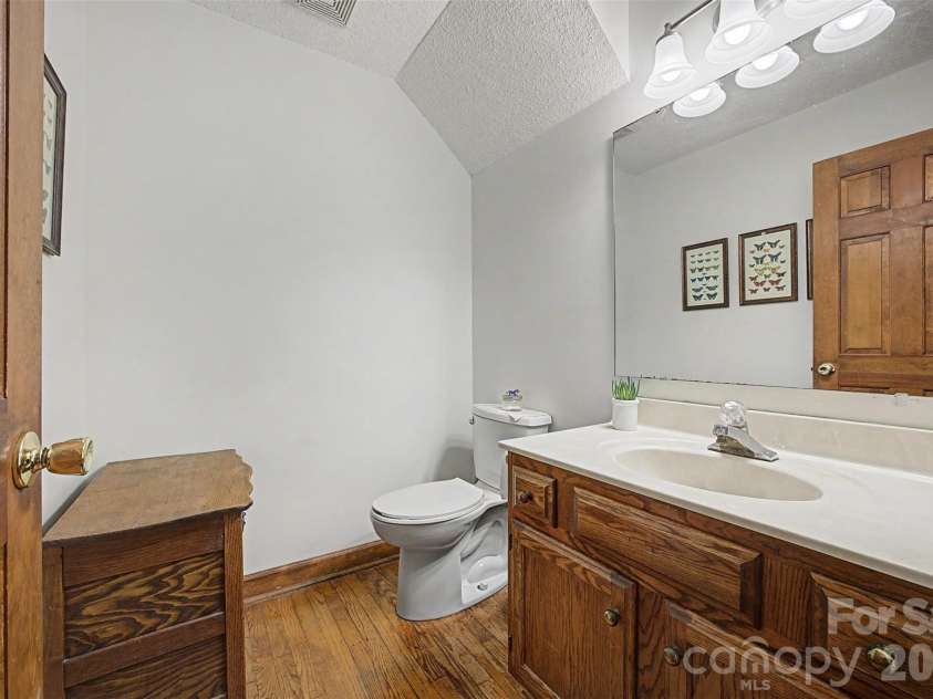 402 Providence Road, Waxhaw, NC 28173.  MLS# CAR4383311, YatesRealty ID 34911. Half bath