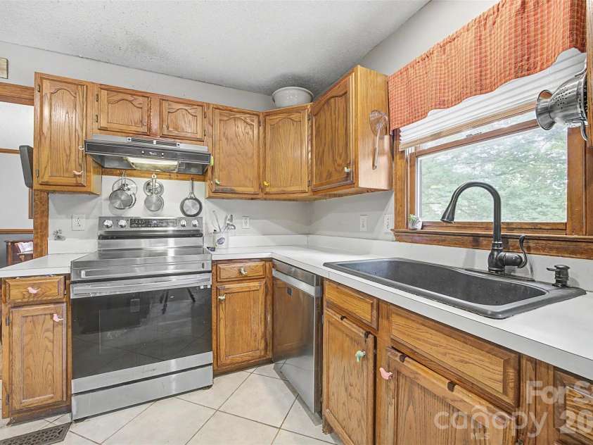 402 Providence Road, Waxhaw, NC 28173.  MLS# CAR4383311, YatesRealty ID 34911. Kitchen