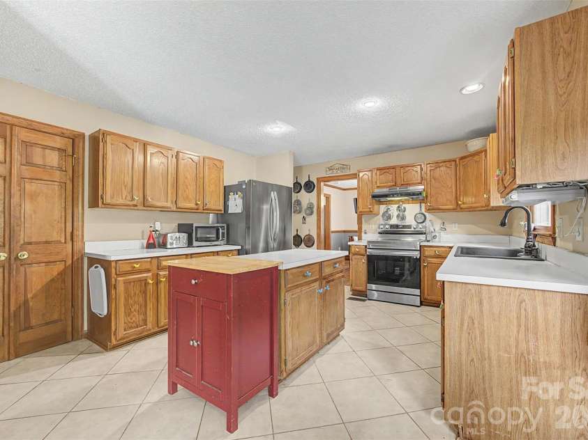 402 Providence Road, Waxhaw, NC 28173.  MLS# CAR4383311, YatesRealty ID 34911. Kitchen