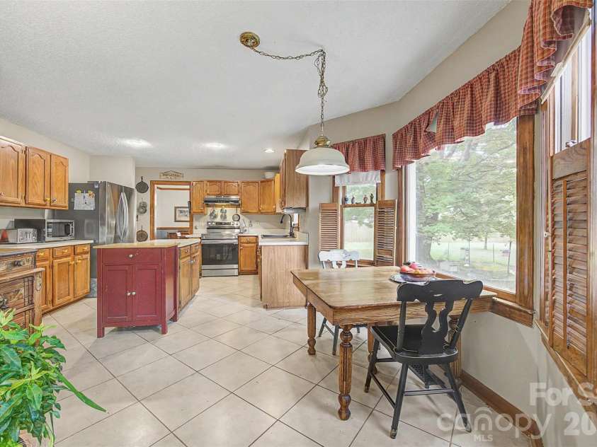 402 Providence Road, Waxhaw, NC 28173.  MLS# CAR4383311, YatesRealty ID 34911. Kitchen/breakfast area