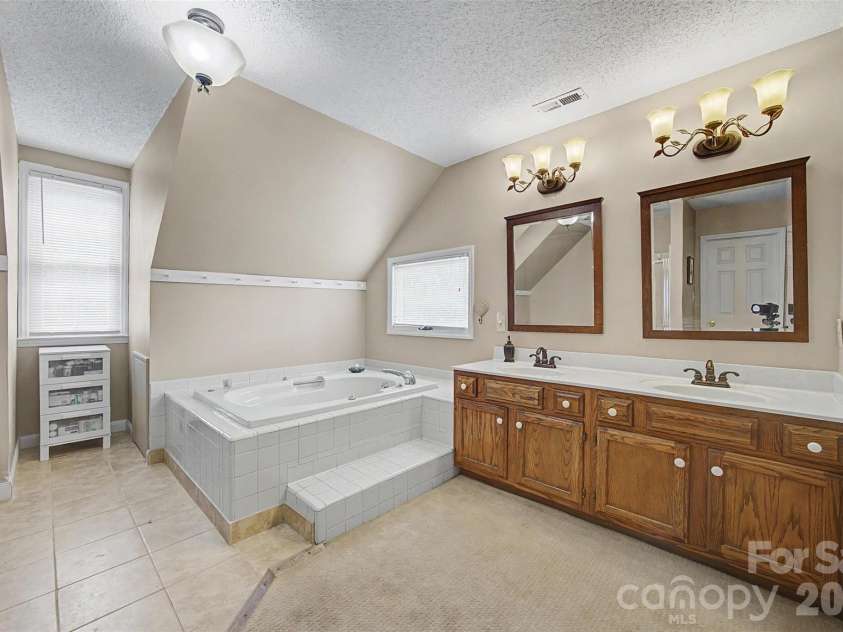 402 Providence Road, Waxhaw, NC 28173.  MLS# CAR4383311, YatesRealty ID 34911. Primary bath