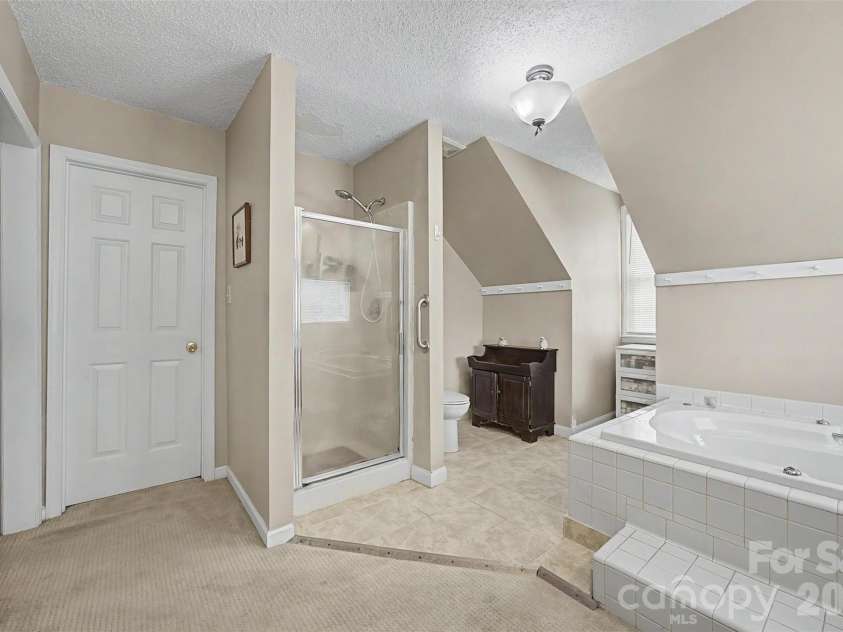 402 Providence Road, Waxhaw, NC 28173.  MLS# CAR4383311, YatesRealty ID 34911. Primary bath