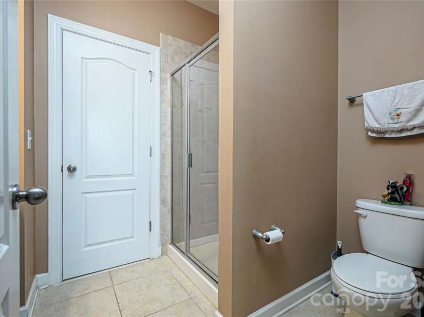 1238 Stonecrest Boulevard, Fort Mill, SC 29708.  MLS# CAR4394779, YatesRealty ID 34912. Guest bath