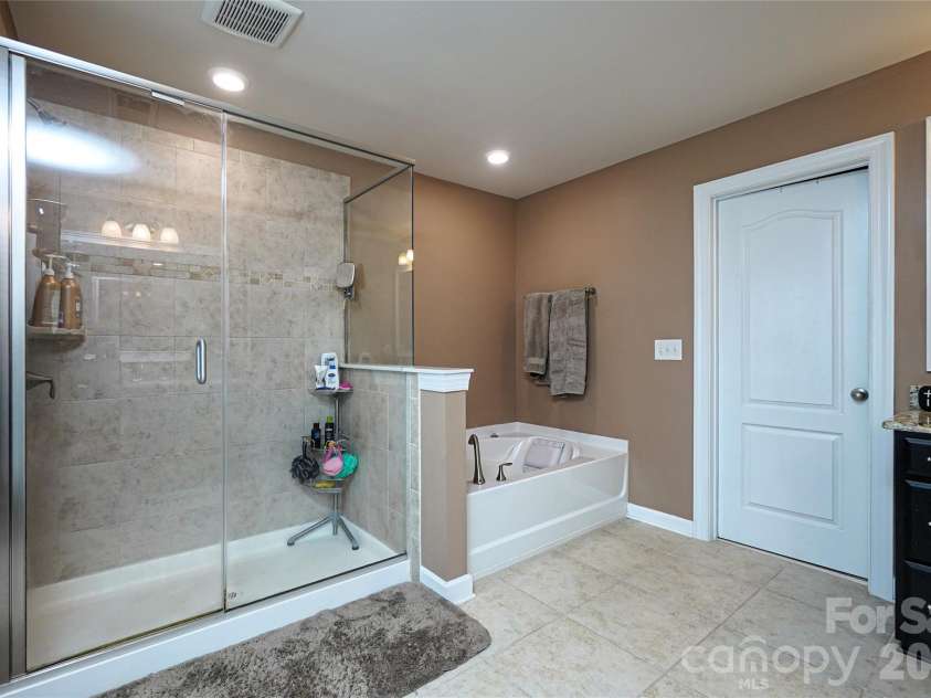 1238 Stonecrest Boulevard, Fort Mill, SC 29708.  MLS# CAR4394779, YatesRealty ID 34912. Primary Bathroom
