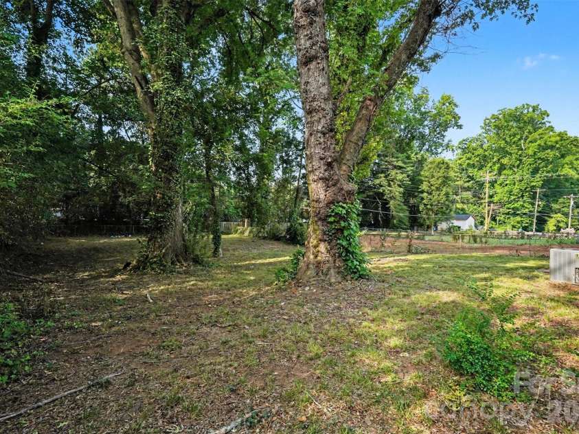 2515 Lasalle Street, Charlotte, NC 28216.  MLS# CAR4394770, YatesRealty ID 34914. 