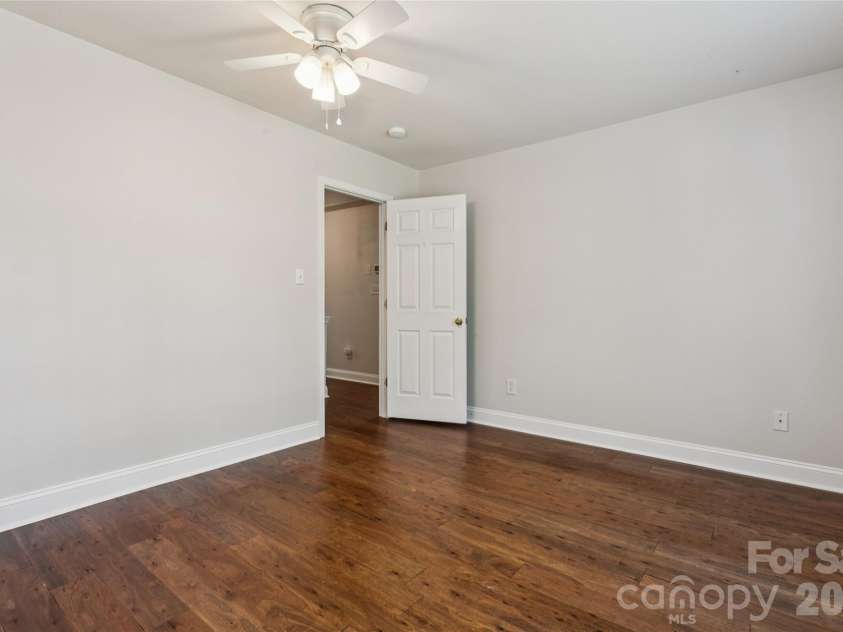 1847 Wilburn Park Lane, Charlotte, NC 28269.  MLS# CAR4399343, YatesRealty ID 34915. 