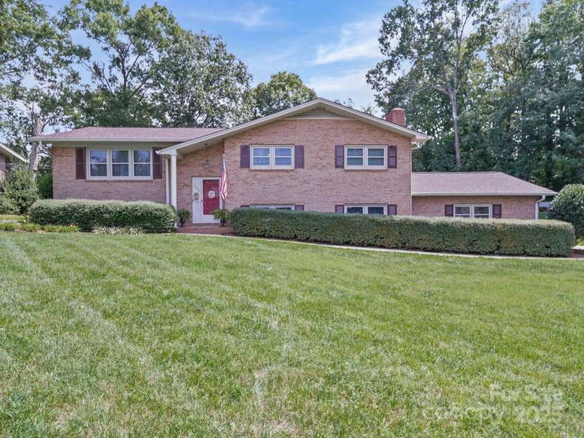 606 Brookgreen Drive, Dallas, NC 28034.  MLS# CAR4296977, YatesRealty ID 34917. 