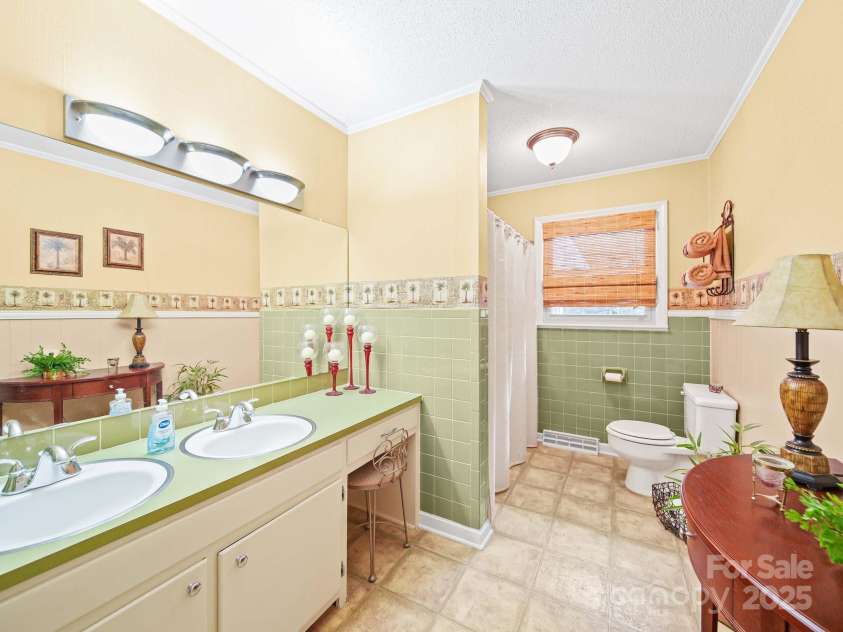 606 Brookgreen Drive, Dallas, NC 28034.  MLS# CAR4296977, YatesRealty ID 34917. 