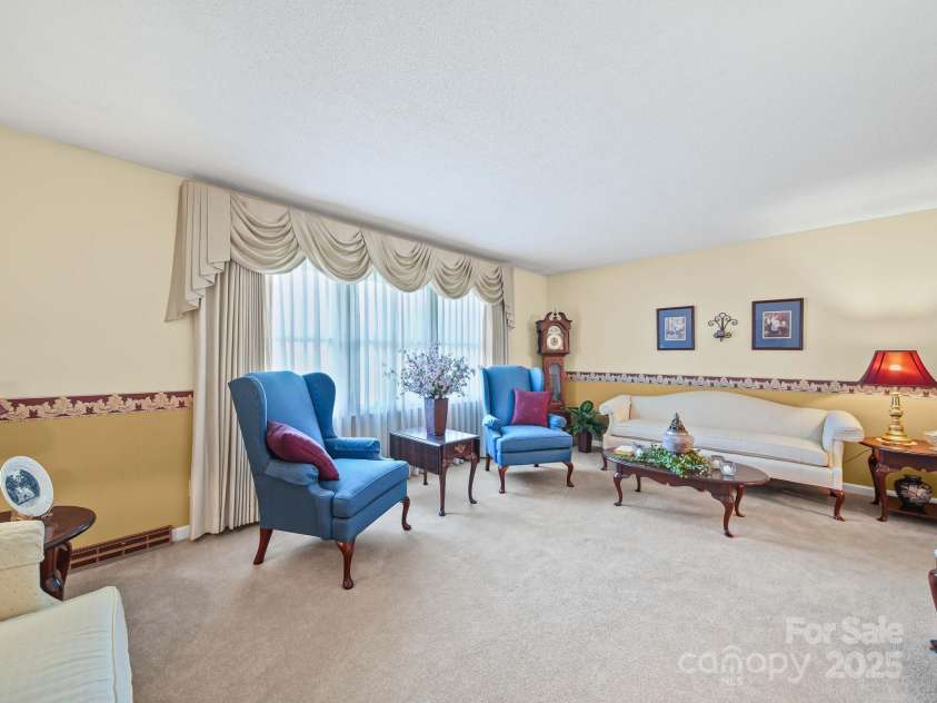 606 Brookgreen Drive, Dallas, NC 28034.  MLS# CAR4296977, YatesRealty ID 34917. 