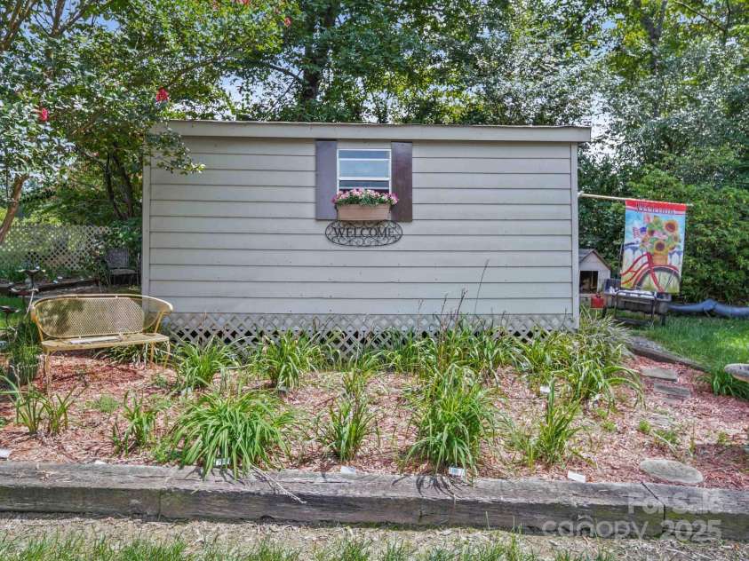 606 Brookgreen Drive, Dallas, NC 28034.  MLS# CAR4296977, YatesRealty ID 34917. 