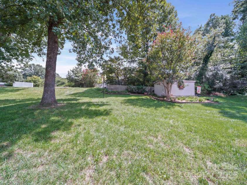 606 Brookgreen Drive, Dallas, NC 28034.  MLS# CAR4296977, YatesRealty ID 34917. 