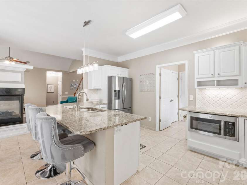 11786 Crossroads Place, Concord, NC 28025.  MLS# CAR4396437, YatesRealty ID 34919. Updated Kitchen