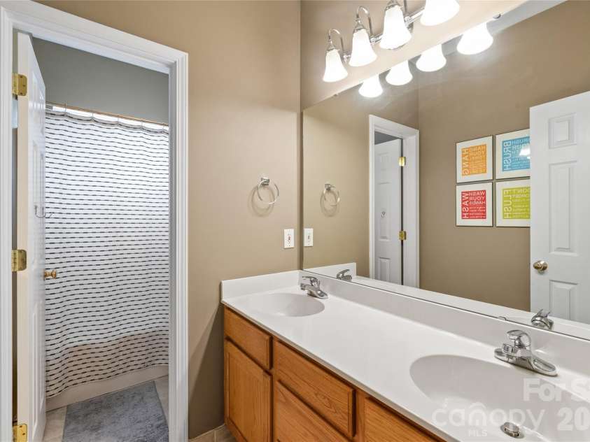 11786 Crossroads Place, Concord, NC 28025.  MLS# CAR4396437, YatesRealty ID 34919. Upstairs Full Bath
