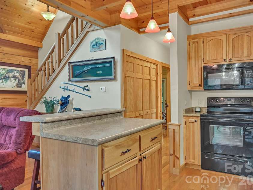 124 Small Creek Drive, Lake Lure, NC 28746.  MLS# CAR4396298, YatesRealty ID 34920. Eat-In Kitchen