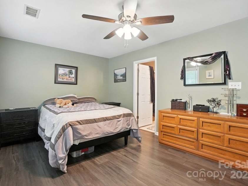 6523 Point Comfort Lane, Charlotte, NC 28226.  MLS# CAR4297368, YatesRealty ID 34920. 