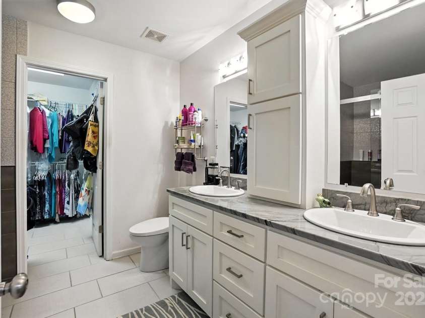 6523 Point Comfort Lane, Charlotte, NC 28226.  MLS# CAR4297368, YatesRealty ID 34920. 