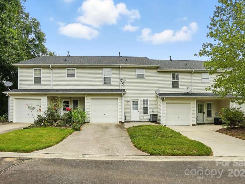 6523 Point Comfort Lane, Charlotte, NC 28226.  MLS# CAR4297368, YatesRealty ID 34920. 
