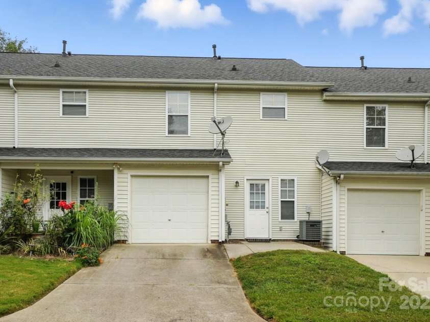 6523 Point Comfort Lane, Charlotte, NC 28226.  MLS# CAR4297368, YatesRealty ID 34920. 