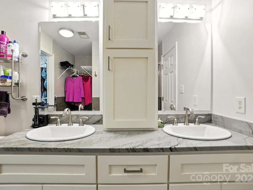 6523 Point Comfort Lane, Charlotte, NC 28226.  MLS# CAR4297368, YatesRealty ID 34920. Custom double vanity with extra tower storage!