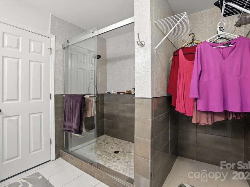 6523 Point Comfort Lane, Charlotte, NC 28226.  MLS# CAR4297368, YatesRealty ID 34920. How about a designated drying area for your best clothes?