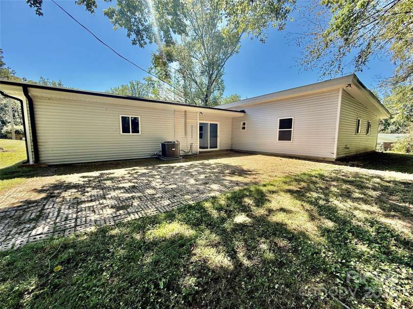 137 Forest Hills Drive, Gaffney, SC 29340.  MLS# CAR4297564, YatesRealty ID 34926. 