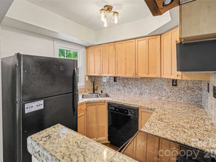 4333 Hathaway Street, Charlotte, NC 28211.  MLS# CAR4397324, YatesRealty ID 34926. Kitchen