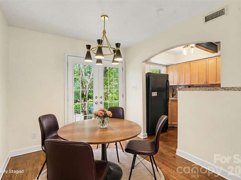 4333 Hathaway Street, Charlotte, NC 28211.  MLS# CAR4397324, YatesRealty ID 34926. Virtually Staged Dining Area