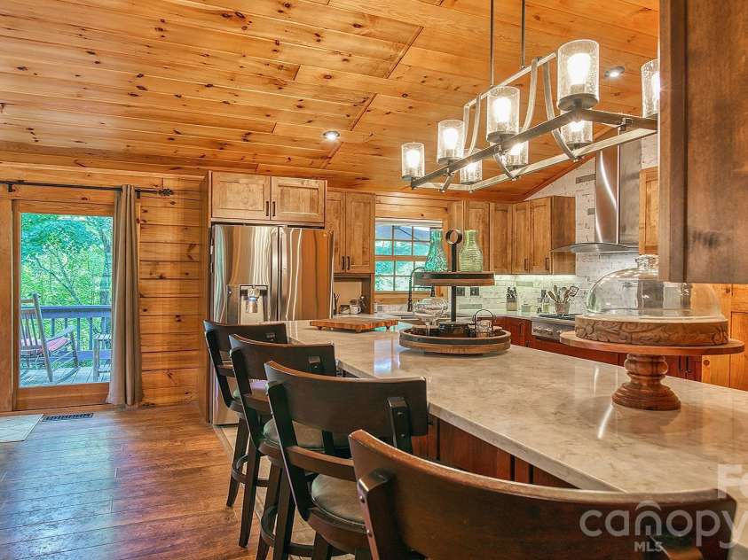 41 Nanny Patch Cove, Maggie Valley, NC 28751.  MLS# CAR4391200, YatesRealty ID 34927. Kitchen Island