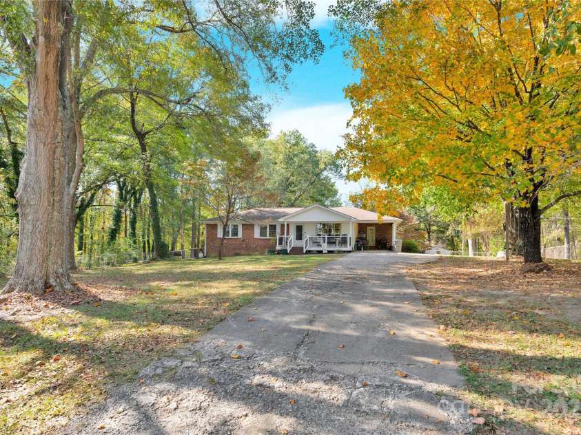 841 Knowles Drive, Dallas, NC 28034.  MLS# CAR4314658, YatesRealty ID 3493. 