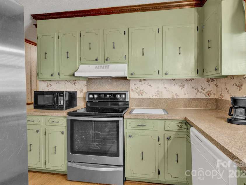 841 Knowles Drive, Dallas, NC 28034.  MLS# CAR4314658, YatesRealty ID 3493. 