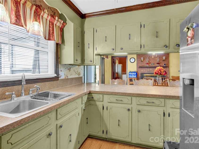 841 Knowles Drive, Dallas, NC 28034.  MLS# CAR4314658, YatesRealty ID 3493. 