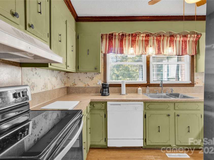 841 Knowles Drive, Dallas, NC 28034.  MLS# CAR4314658, YatesRealty ID 3493. 