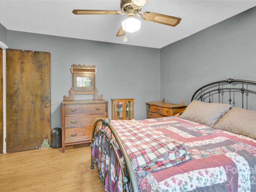 841 Knowles Drive, Dallas, NC 28034.  MLS# CAR4314658, YatesRealty ID 3493. 