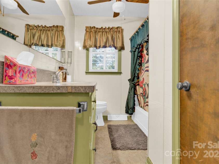 841 Knowles Drive, Dallas, NC 28034.  MLS# CAR4314658, YatesRealty ID 3493. 