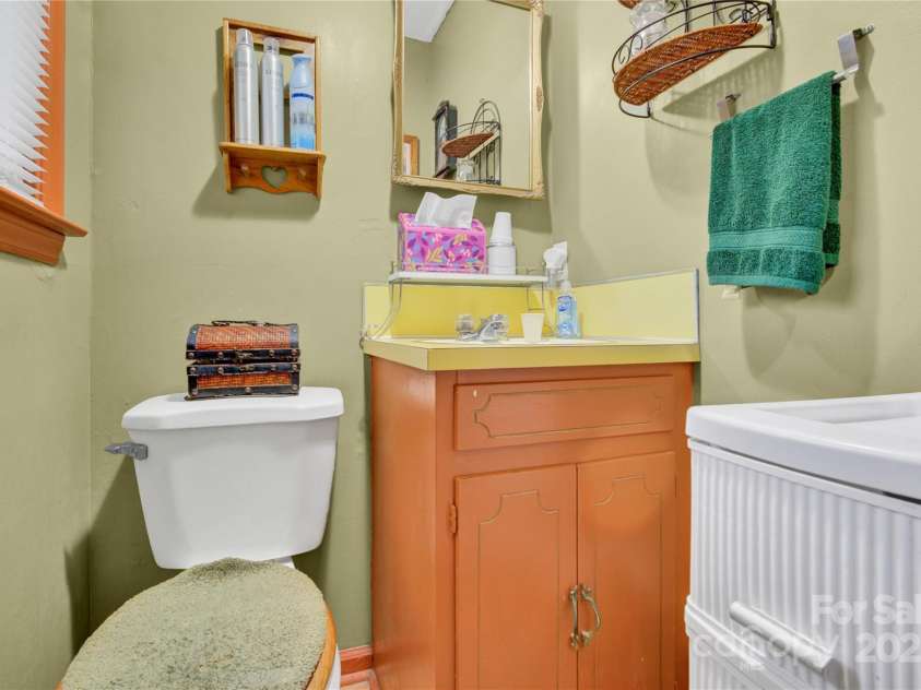 841 Knowles Drive, Dallas, NC 28034.  MLS# CAR4314658, YatesRealty ID 3493. 